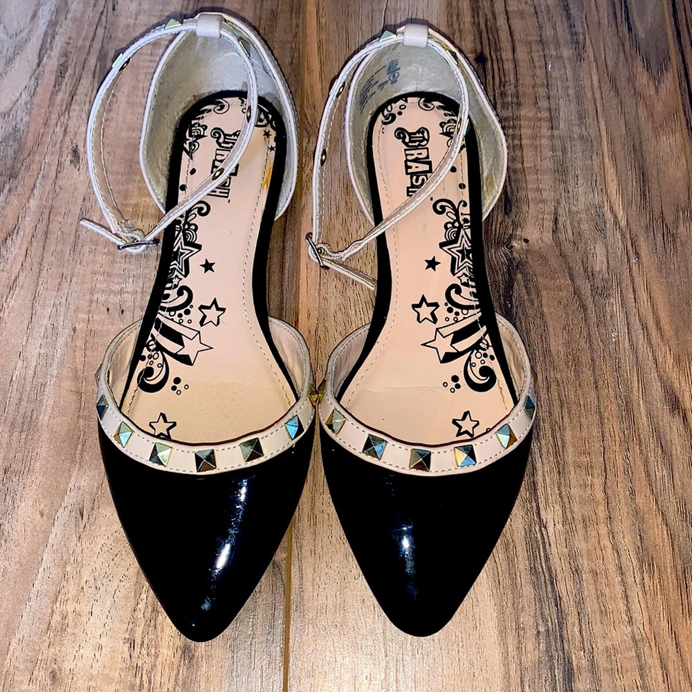 Cute black pointed shoes!!!
